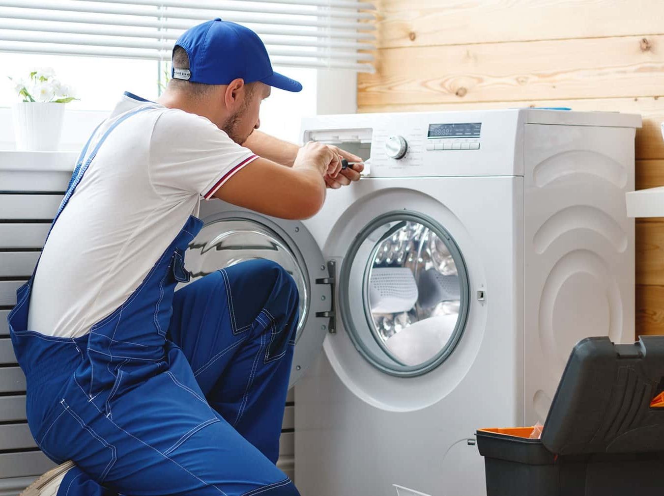 Técnico del servicio técnico Balay reparando electrodoméstico en Valladolid
